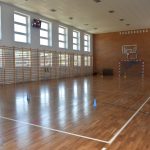 Nowa sala gimnastyczna, wyłożona panelami.