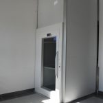 Drzwi do windy w szkole, kolor białe.