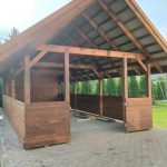 Drewniana kontrukcja w trakcie budowy.