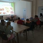 Grupa młodzieży w trakcie zajęć edukacyjnych.