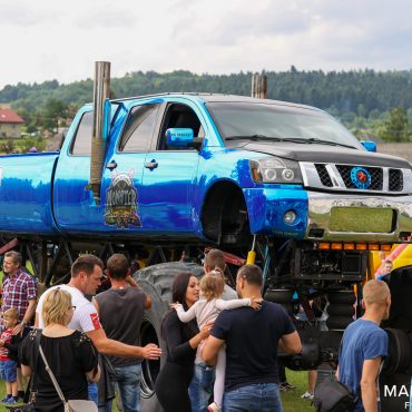 Olbrzymie auto (monster truck), w tle tłum osób.