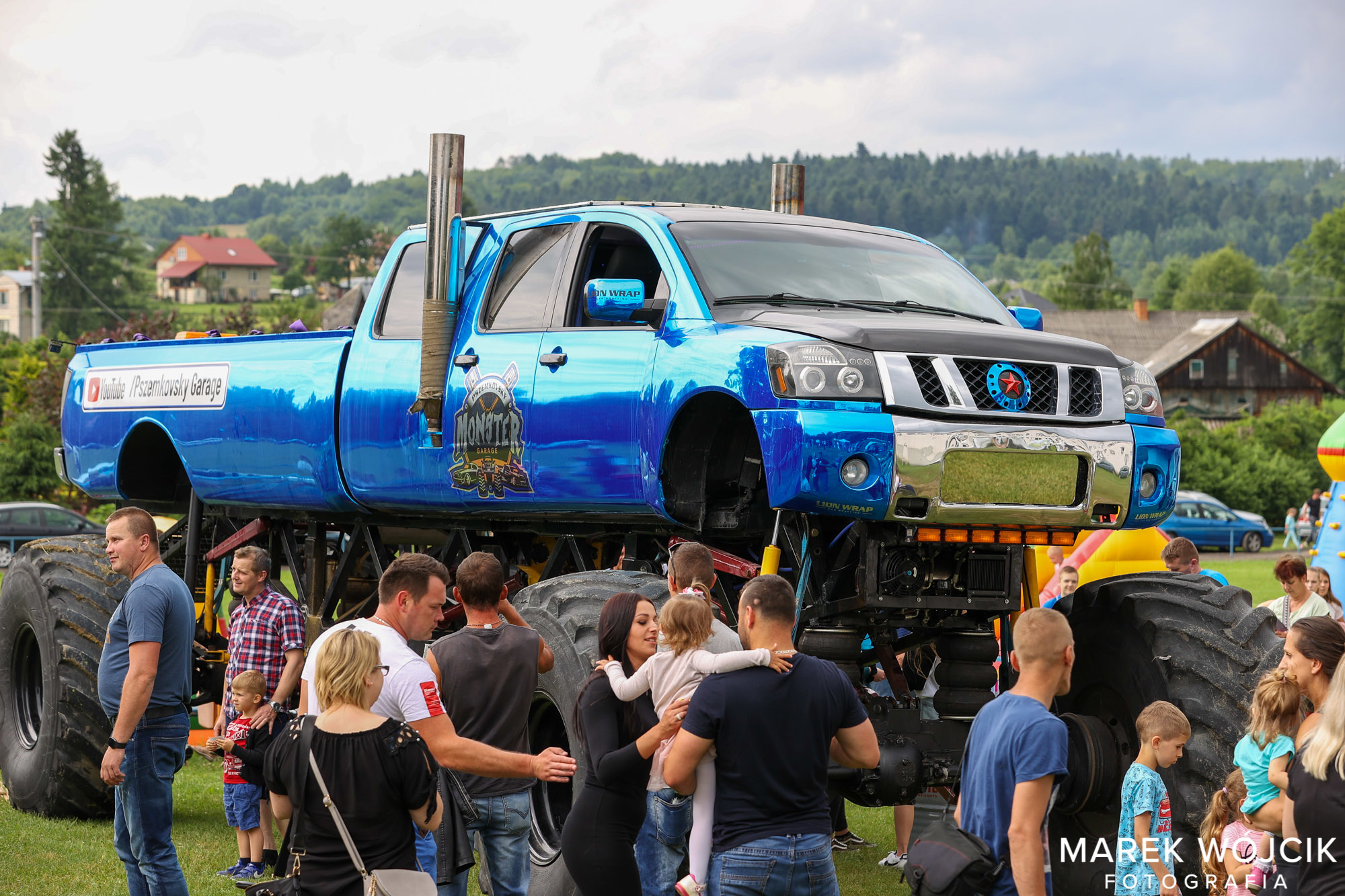 Olbrzymie auto (monster truck), w tle tłum osób.