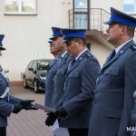 Pani oficer Policji wręczająca uhonorowania swoim podwładnym.