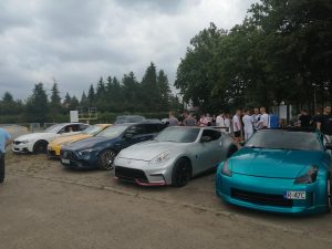 Sportowe auta zaparkowane na parkingu. W tle auta.