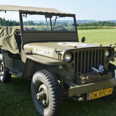 Stary samochód wojskowy. W tle polana.