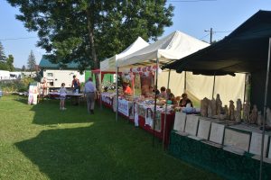Stoiska na imprezie wraz z wyrobami regionalnymi.