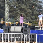 Kobieta i mężczyzna śpiewajacy wspólnie na otwartej scenie.