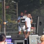 Młody chłopak, piosenkarz wykonujący pozę na scenie podczas wystepu.