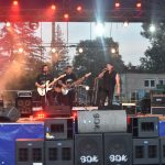 Zespół muzyczny z instrumentami wykonujący utwór muzyczny na scenie.