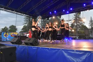 Grupa dziewcząt prezentująca występ taneczny.