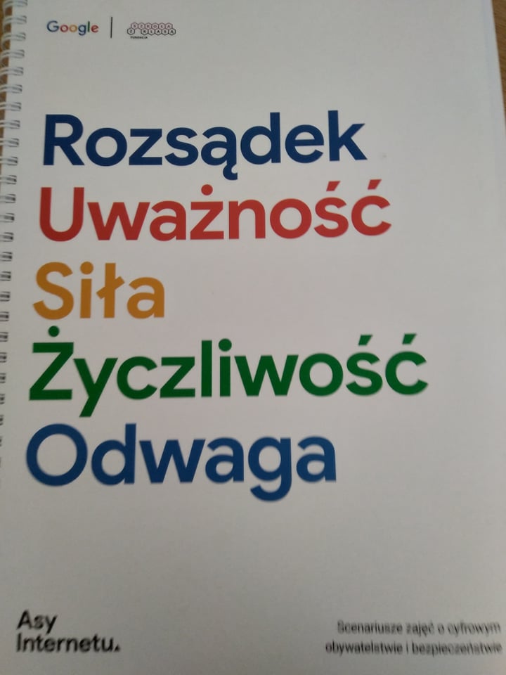 Zdjęcie książki z białą okładką i kolorowymi napisami: Rozsądek, Uważność, Siła. Życzliwość i Odwaga.