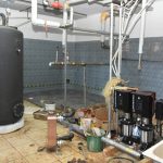 Remont kotłowni. Na pierwszym planie nowy piec, duzo rurek i płytki.