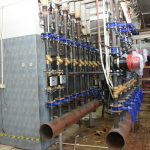 Remont kotłowni. W pomieszczeniu mnóstwo rurek i zaworów do pieca.