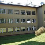 Budynek z jasną elewacją, z nowymi białymi oknami.