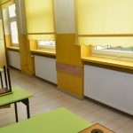 Nowo założono grzejniki w sali lekcyjnej w szkole.