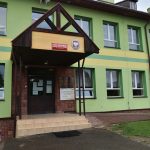 Wyremontowane schody wejściowej do byndku szkoły koloru zielonego.