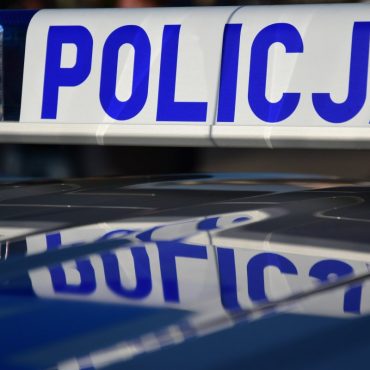 napis "POLICJA" znajdujący się na dachu radiowozu policyjnego