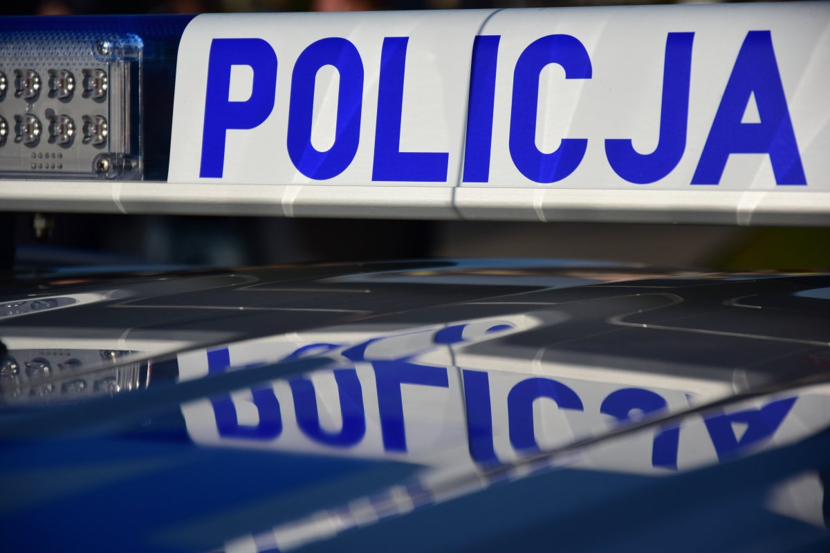 napis "POLICJA" znajdujący się na dachu radiowozu policyjnego