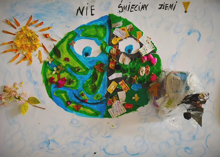 Praca przedstawia ziemie wraz z kontynentami z lewej strony czystą z rosnącymi kwiatkami z drugiej strony brudną i zaśmieconą