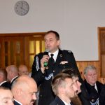 Mężczyzna wstaje i mówi przez mikrofon