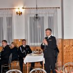 Mężczyzna ubrany w mundur galowy składa podziękowania i przemawia przez mikrofon