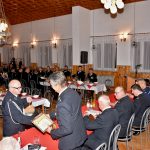 Druhowie i druhny siedzą przy zastawionym stole ubrani w mundury galowe. Dwoje z nich składa podziękowania.