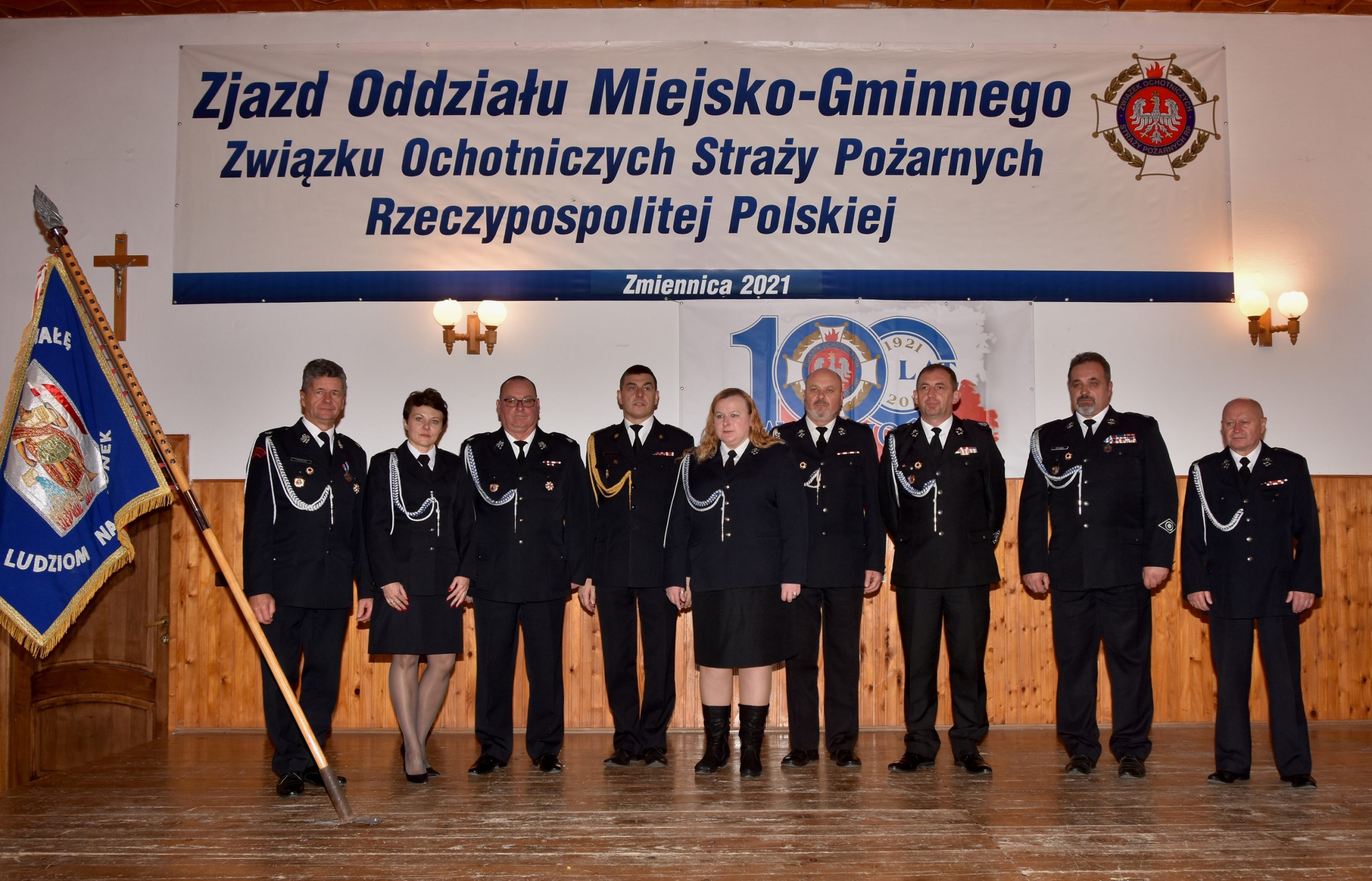 Druhny i druhowie OSP pozujący do zdjęcia ubrani w mundury galowe.