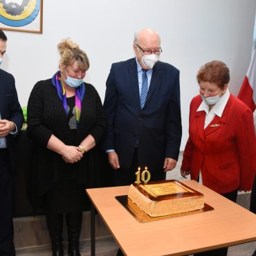 10 - lecie SLT zdmuchiwanie świeczek z tortu