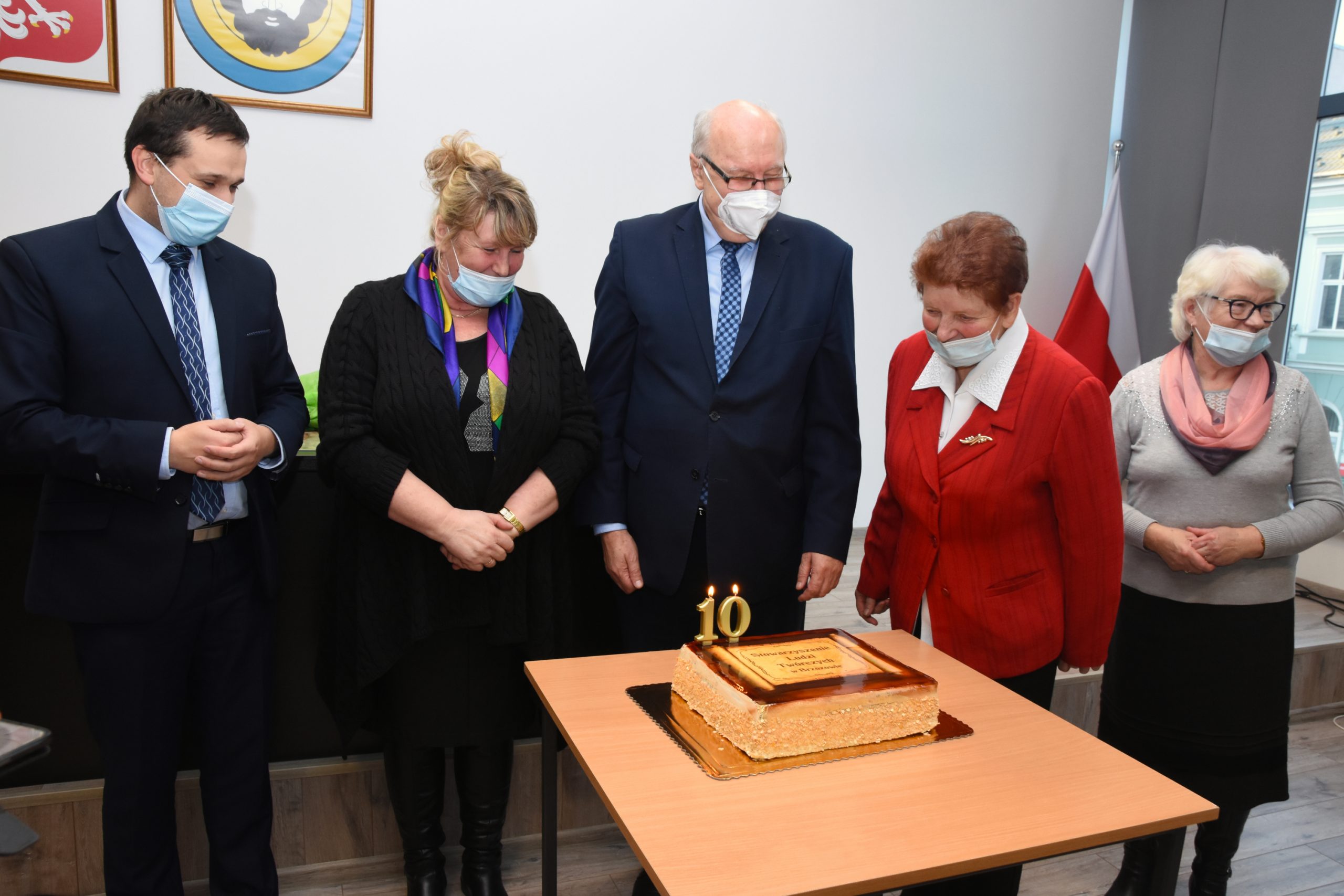 10 - lecie SLT zdmuchiwanie świeczek z tortu