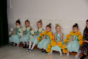 Dziewczynki czekają na przedstawienie