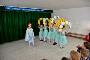 Dziewczynki tańczą podczas występu "ABC empatii, bo wszyscy jesteśmy tacy sami"