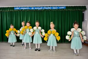 Dziewczynki tańczą podczas występu "ABC empatii, bo wszyscy jesteśmy tacy sami"