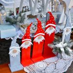 Kiermasz Świąteczny Brzozów 2021, czerwone i szare krasnale