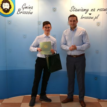 Upominek i gratulacje od Burmistrza Brzozowa Szymona Stapińskiego