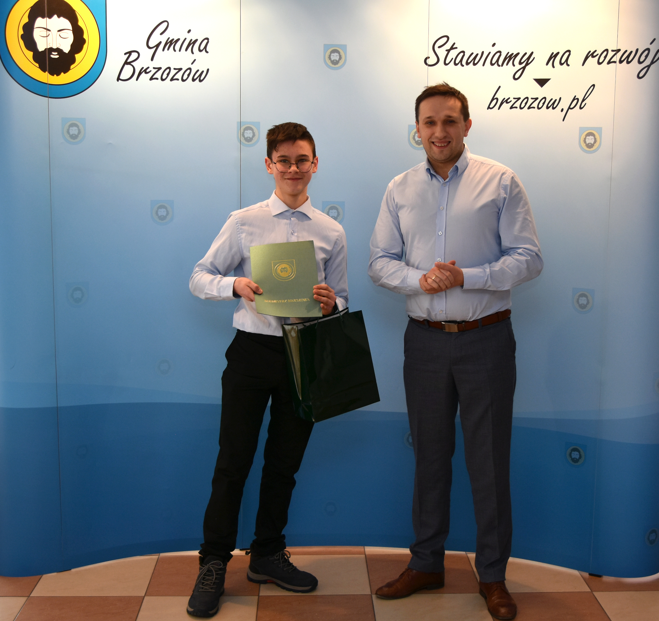 Upominek i gratulacje od Burmistrza Brzozowa Szymona Stapińskiego