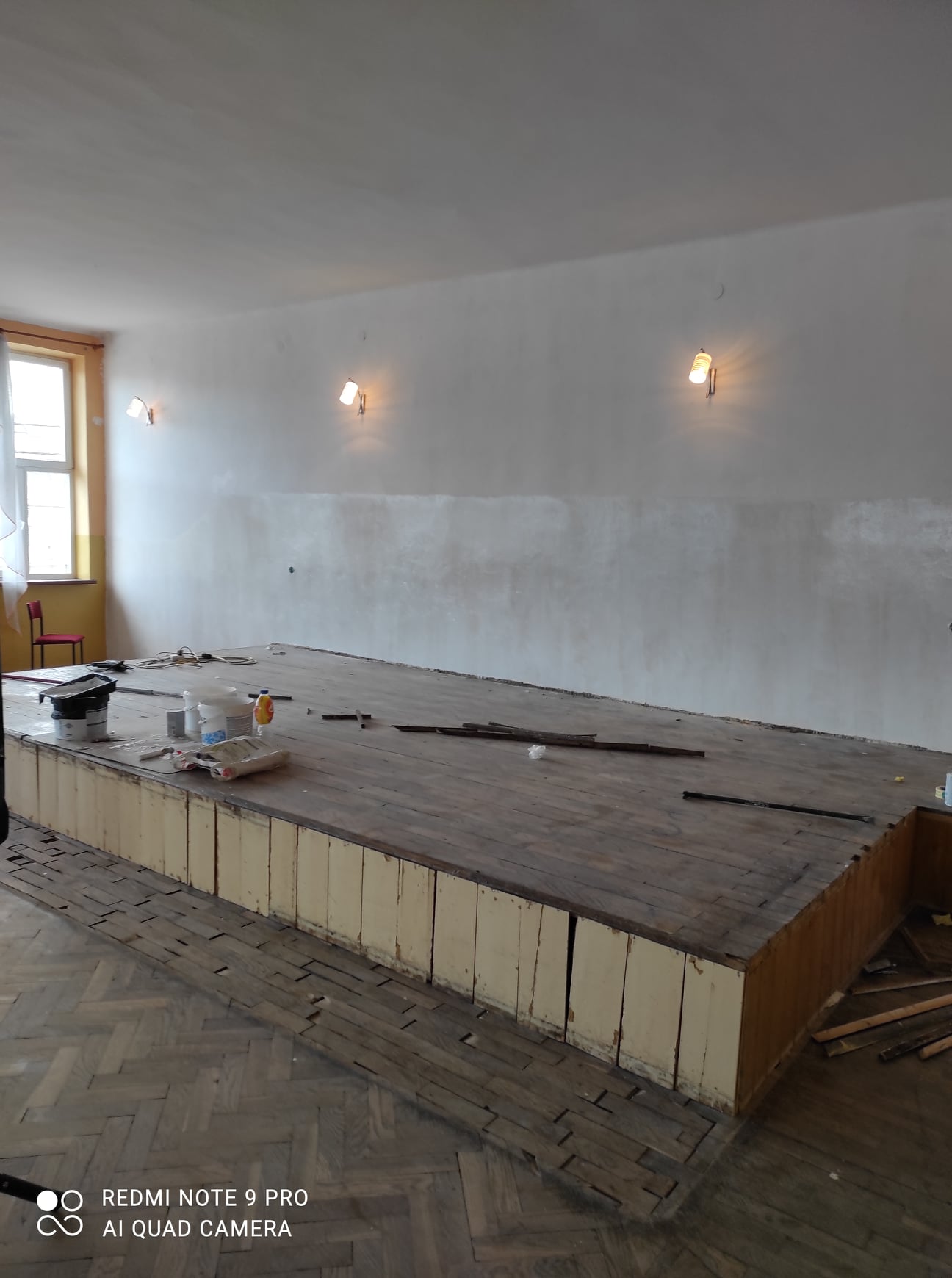 Zdjęcie sali w Domu Strażaka w Grabownicy Starzeńskiej przed remontem, scena