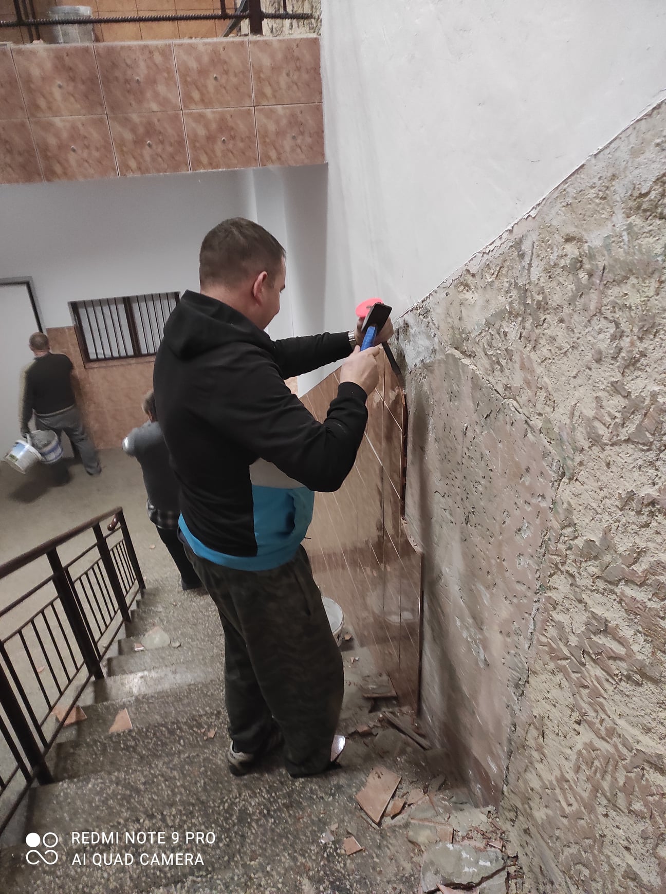 Zdjęcie remontu schodów w Domu Strażaka w Grabownicy Starzeńskiej, zrywanie płytek