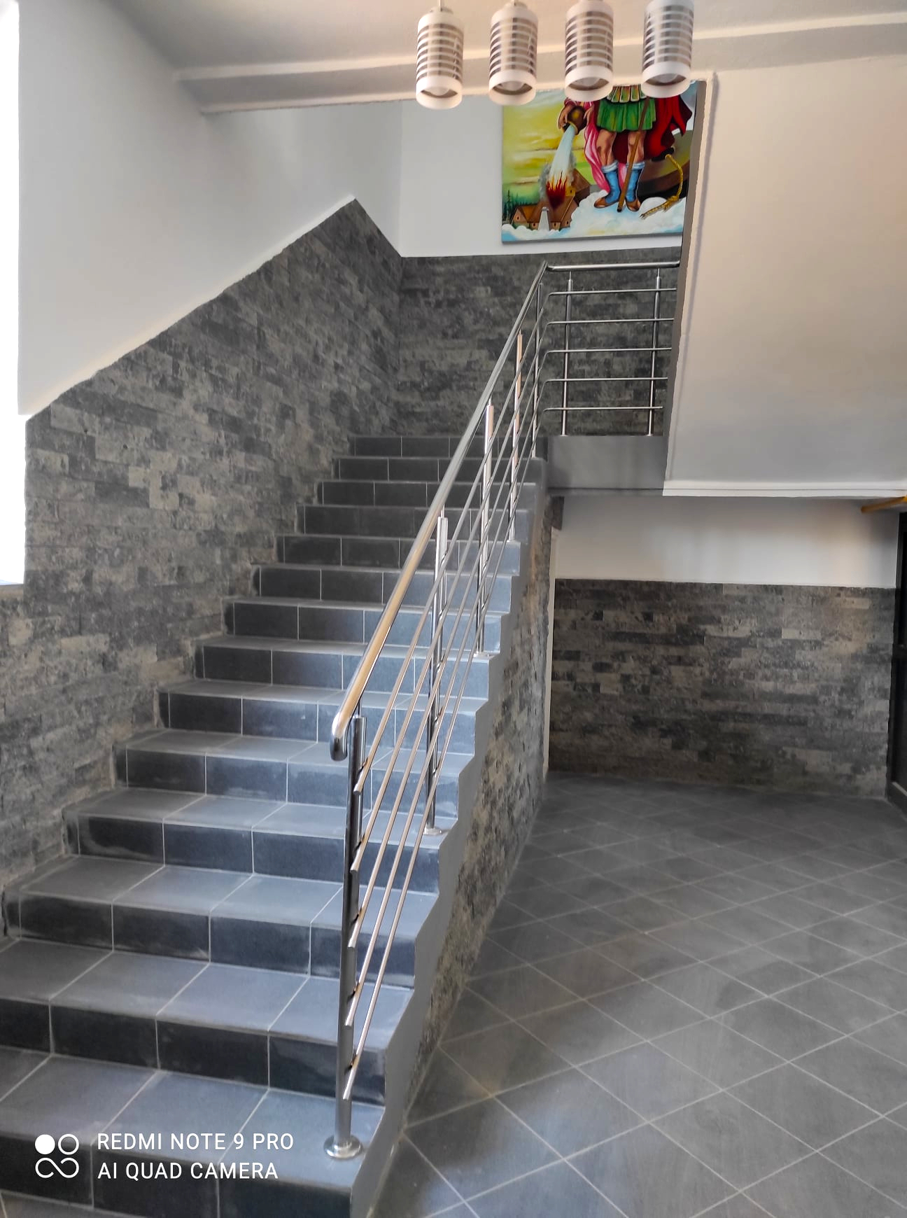 Zdjęcie po remoncie schodów w Domu Strażaka w Grabownicy Starzeńskiej