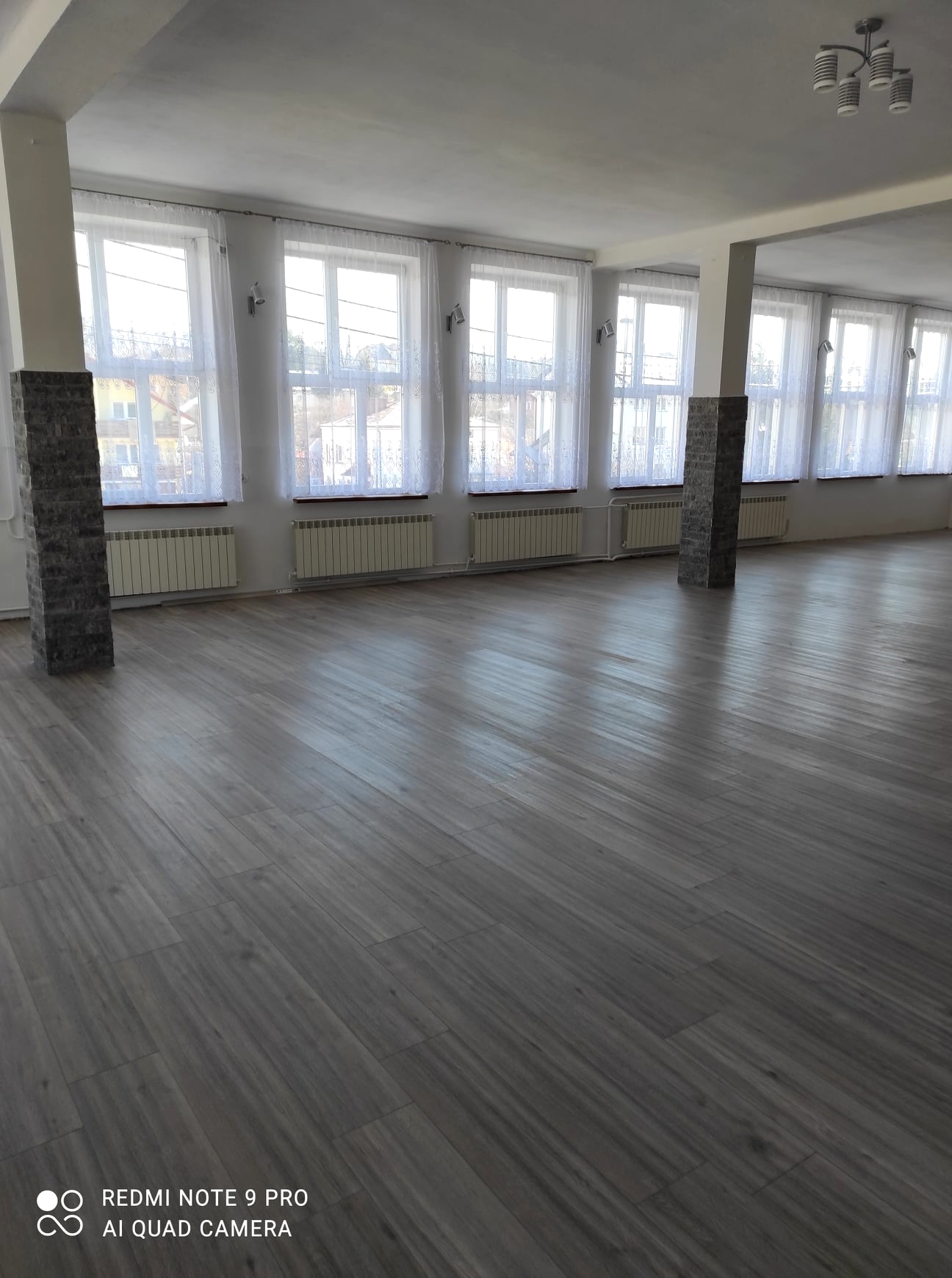 Zdjęcie sali w Domu Strażaka w Grabownicy Starzeńskiej po remoncie