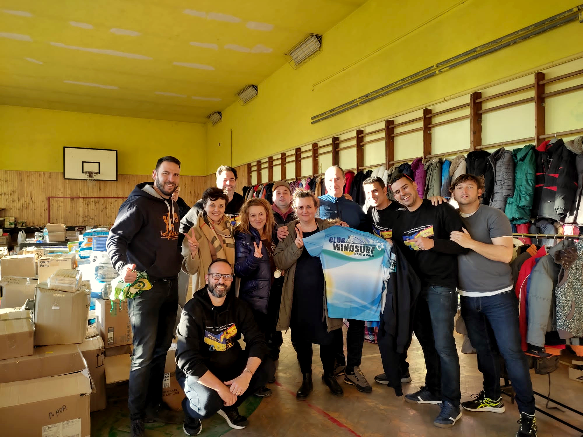 Zdjęcie grupowe policjantów z star spain international police exchange razem z osobami z Gminy Brzozów