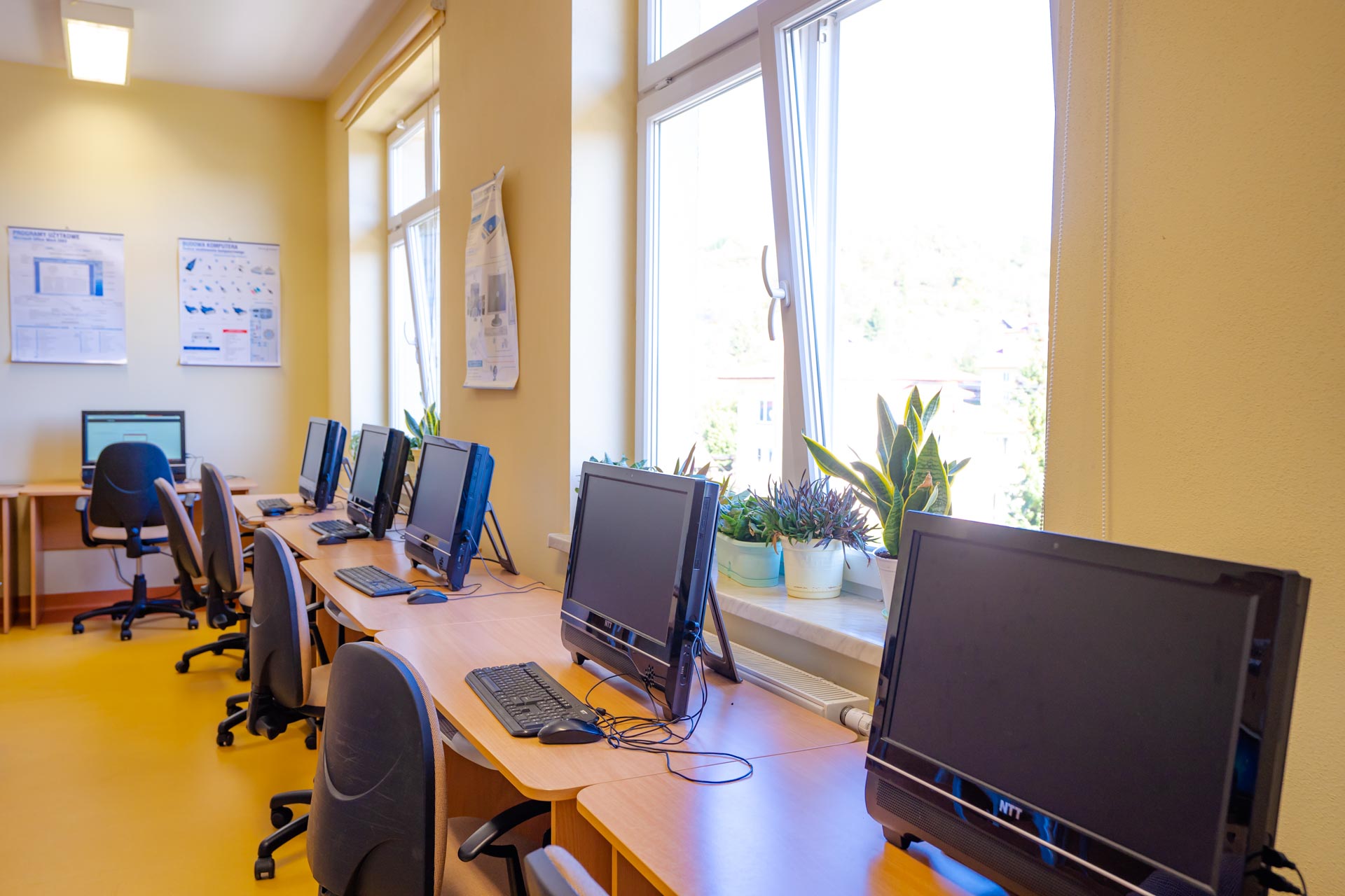 Pracownia komputerowa w szkole w Brzozowie