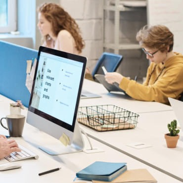 Ludzie pracują na komputerach