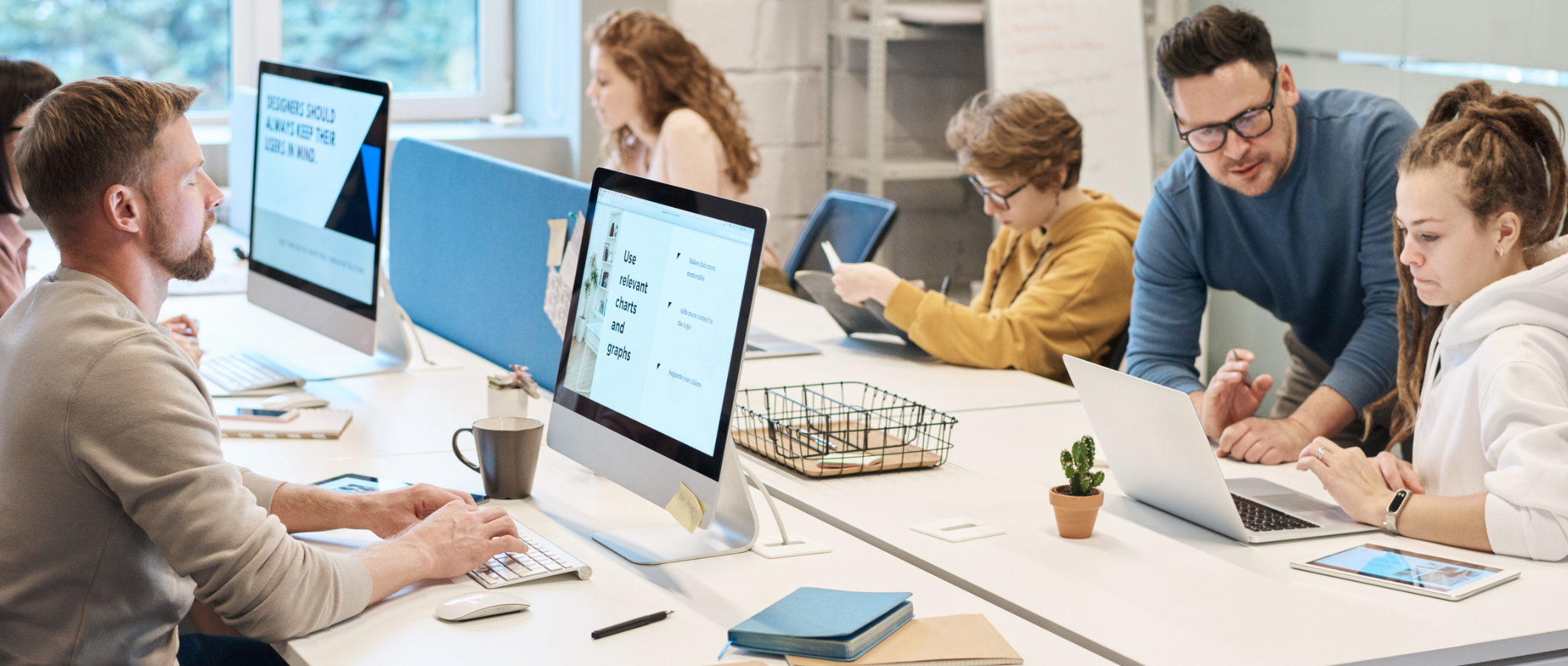 Ludzie pracują na komputerach