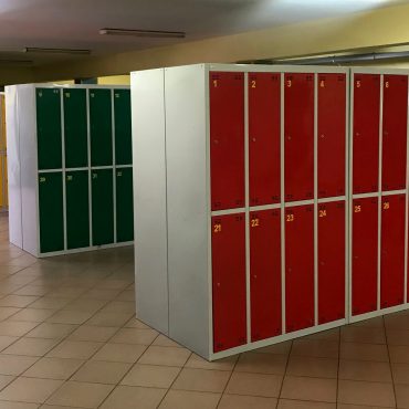 Zdjęcie przedstawia nowe szafki szkolne