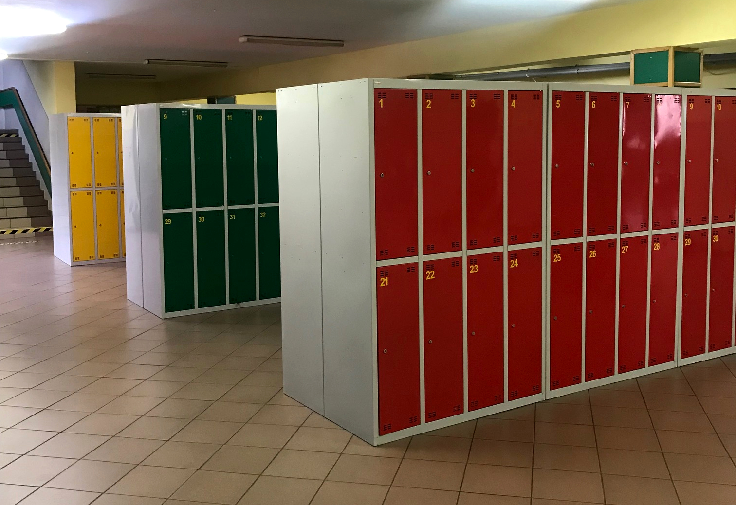 Zdjęcie przedstawia nowe szafki szkolne