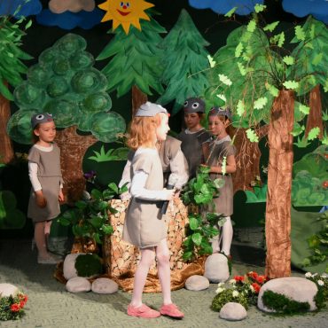 4 dziewczynki z przedszkola przedstawiają historię myszki Balbinki