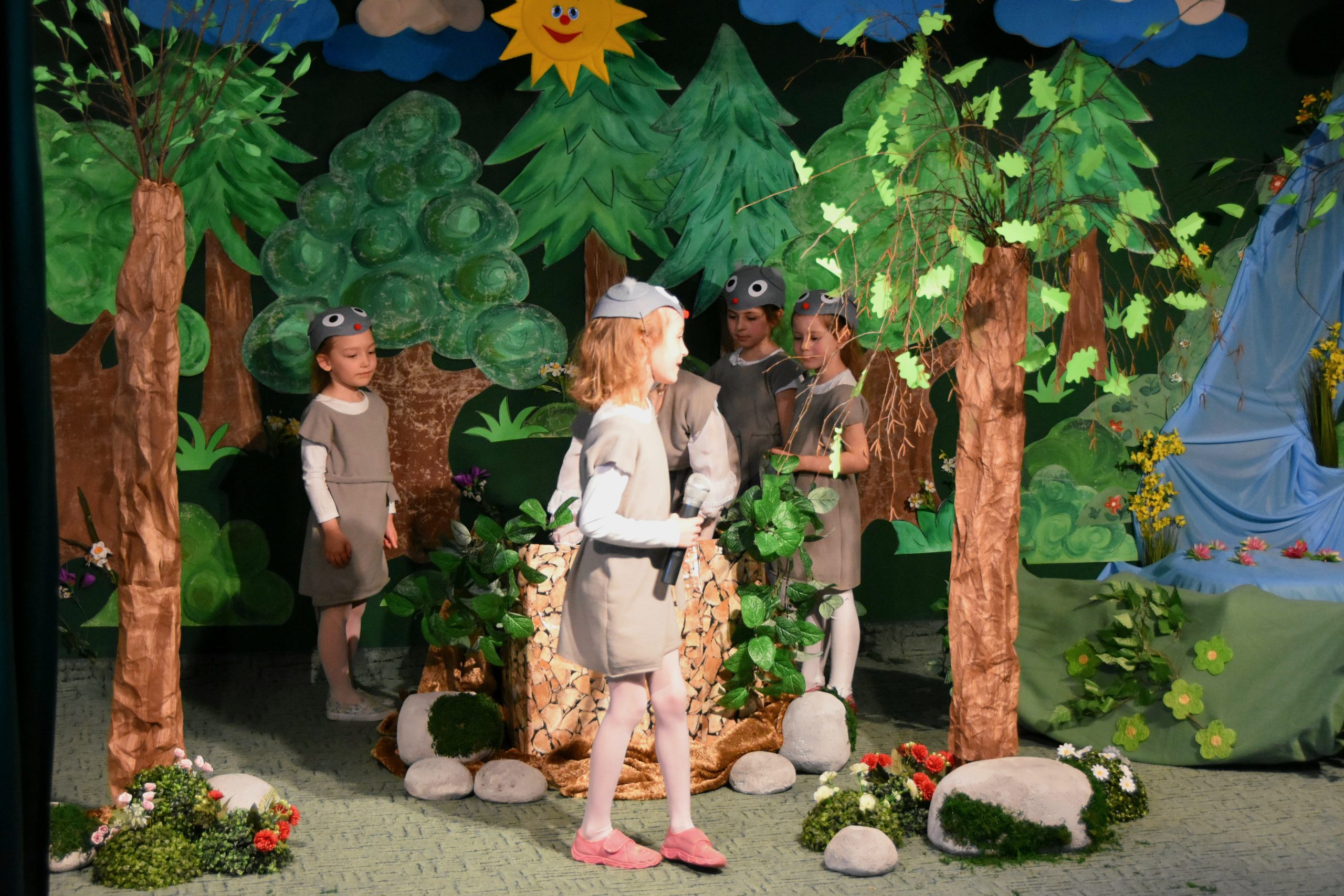 4 dziewczynki z przedszkola przedstawiają historię myszki Balbinki