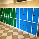 Zdjęcie przedstawia nowe szafki szkolne