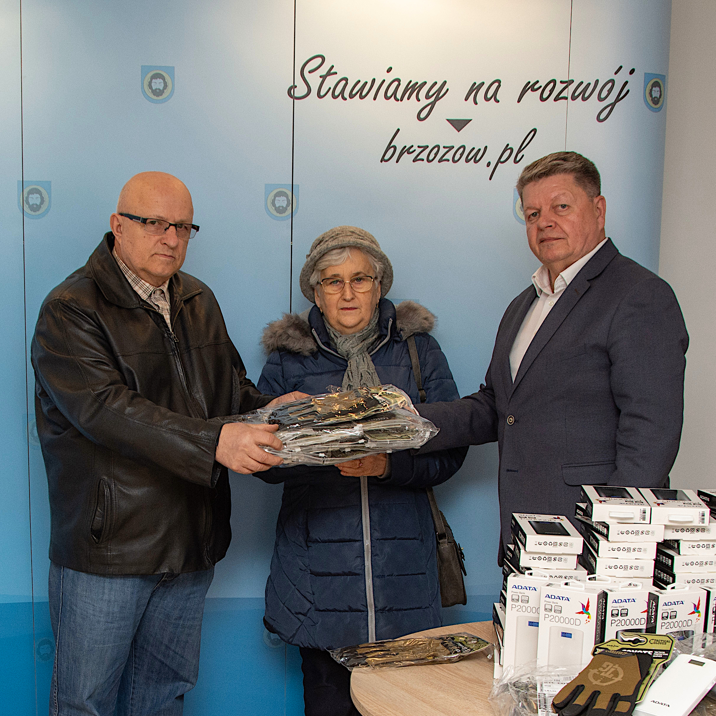 Sekretarz Gminy Brzozów przekazuje dary dla żołnierzy z Ukrainy