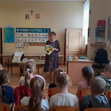 Pani Halina Błaż opowiada a przedszkolaki pilnie słuchają
